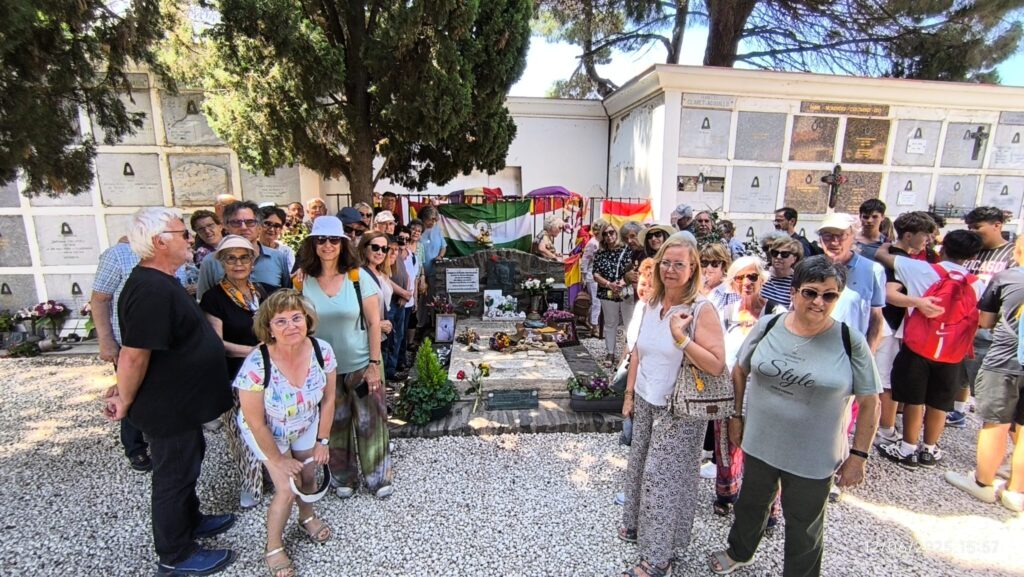 Participants davant de a la tomba d'en Machado